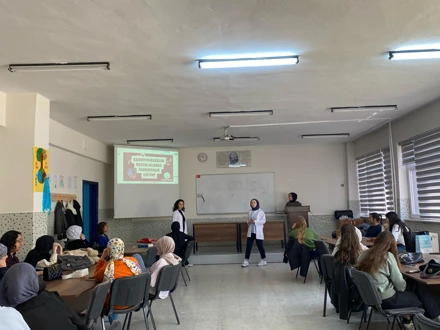 Hemşirelik Fakültesinden İMÖ ve Sınıf Öğretmenliği Öğrencilerine Sunum Yapıldı